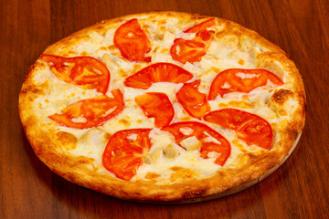 Pizza with chicken and tomato