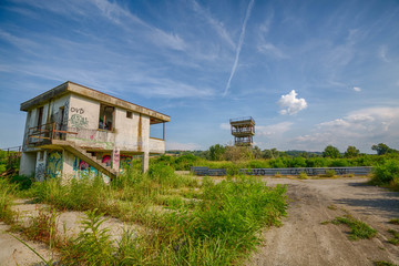 Fototapeta premium Verlassene Rennstrecke in Italien 