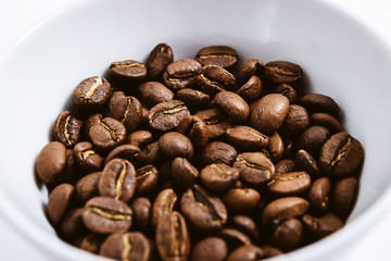 Obraz premium Coffee beans roasted on a wooden table with much of beans with a great aroma