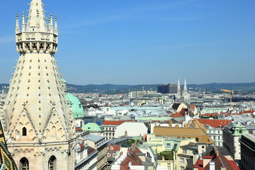 Panorama vom Stephansdom über Wien in Richtung Votivkirche aufgenommen im Mai 2018