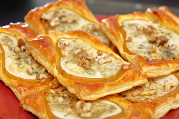 Puff pastry with baked pears, blue cheese and walnuts