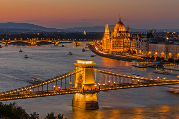 Fototapeta na wymiar Budapest - Kettenbrücke und Parlamentsgebäude