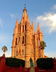 Fototapeta na wymiar Torre de la iglesia de San Miguel de Allende