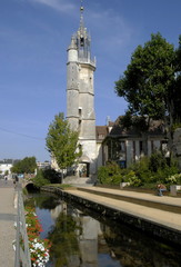 Fototapeta premium Ville d'Evreux, promenade le long de l'Iton et le beffroi, département de l'Eure, Normandie, France