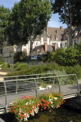 Fototapeta na wymiar Ville d'Evreux, promenade le long de la rivière Iton, département de l'Eure, Normandie, France