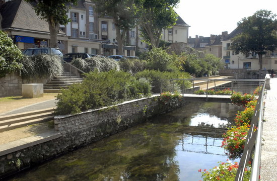 Ville d'Evreux, promenade le long de la rivi&egrave;re Iton, d&eacute;partement de l'Eure, Normandie, France