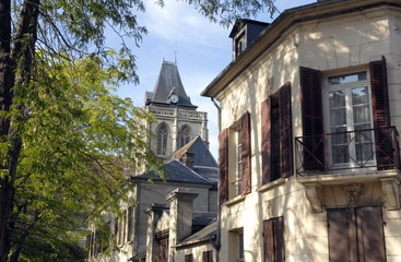 Fototapeta na wymiar Ville d'Evreux, habitation en centre ville et clocher de l'église, département de l'Eure, Normandie, France