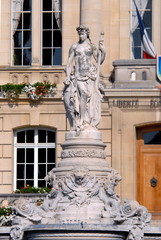 Obraz premium Ville d'Evreux, fontaine monumentale de l'Hôtel de Ville, département de l'Eure, Normandie, France