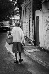 vieille dame au bouquet de fleurs
