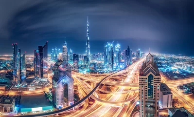 Selbstklebende Fototapete Mittlerer Osten Bunte nächtliche Skyline einer modernen Großstadt. Dubai, Vereinigte Arabische Emirate. Reise-Hintergrund.