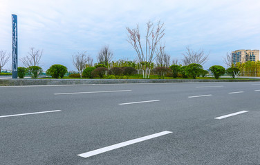 Obraz premium Modern city and asphalt highway