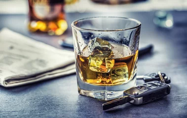 Foto op Plexiglas Bar Autosleutels en glas alcohol op tafel in café of restaurant