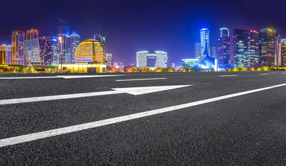 Obraz premium Urban road asphalt pavement and skyline of Hangzhou architectural landscape