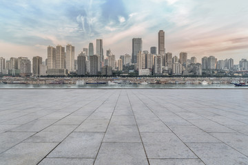 Obraz premium The skyline of Chongqing's urban skyline with an empty square floor.