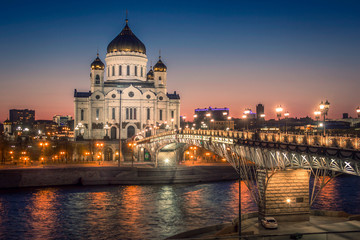 Obraz premium Moscow, Russia. View of the Patriarchal bridge and the Cathedral of Christ the Savior in an evening illumination.