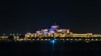 Fototapeta na wymiar Beleuchtete Gebäude in abu Dhabi bei Nacht