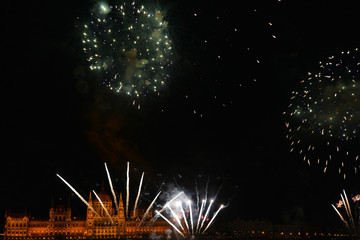 the night with fireworks August 20, which can be enjoyed in Budapest from any of the banks of the Danube, in a wide area that goes from Margarita Island to beyond the bridge of the Chains