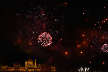 the night with fireworks August 20, which can be enjoyed in Budapest from any of the banks of the Danube, in a wide area that goes from Margarita Island to beyond the bridge of the Chains