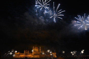 the night with fireworks August 20, which can be enjoyed in Budapest from any of the banks of the Danube, in a wide area that goes from Margarita Island to beyond the bridge of the Chains