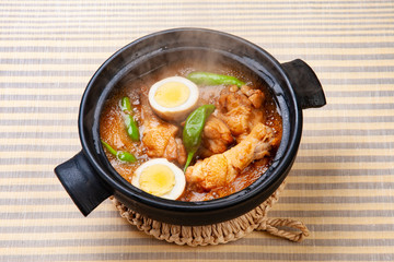 日本の家庭料理　土鍋で作る鳥手羽煮　和食