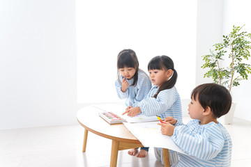 幼稚園でお絵かきをする子ども