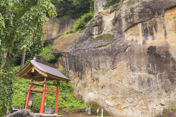 岩窟にある赤い寺