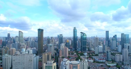 Obraz premium Zdjęcie lotnicze przedstawiające panoramę nowoczesnego megamiasta z gęsto zaludnionym otoczeniem zdominowanym przez wieżowce. 08.19.2018. Szanghai Chiny.