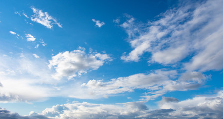 Naklejka na ściany i meble blauer Himmel mit Wolken