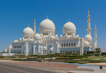 Fototapeta na wymiar Abu Dhabi - the Sheikh Zayed Mosque is the most recognizable landmark in Abu Dabhi. Here in particular a glimpse of its wonderful architecture