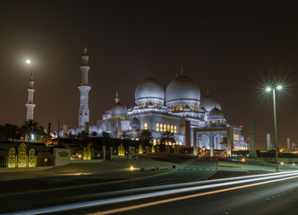 Abu Dhabi - the Sheikh Zayed Mosque is the most recognizable landmark in Abu Dabhi. Here in particular a glimpse of its wonderful architecture