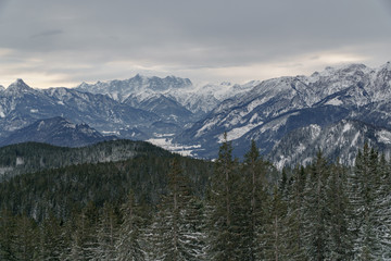Verschneite Bergwelt beim Wandern im Schnee in Füssen
