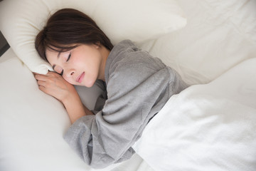 睡眠・女性・バスローブ