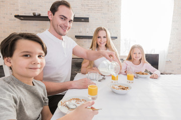 Obraz na płótnie Canvas Family eating breakfast