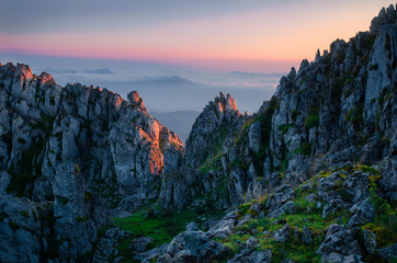 amanecer y via láctea en el monte aizkorri, en país vasco, Euskadi