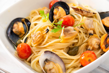Spaghetti con cozze, vongole e pomodorini, Mediterranean food