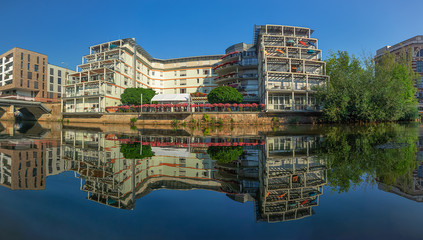 Das Seniorenwohnheim Leipzig-Plagwitz vom Wasser der weißen Elster aus fotografiert 