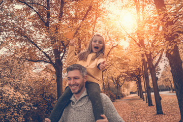 Papa mit Tochter im Herbst