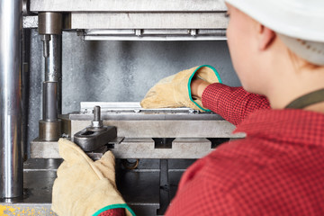 Metallverarbeitung an einer Maschine