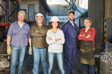 Erfolgreiches Team in einer Metallfabrik
