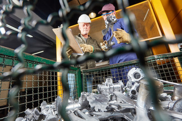 Arbeiter kontrollieren Qualität von Werkstücken