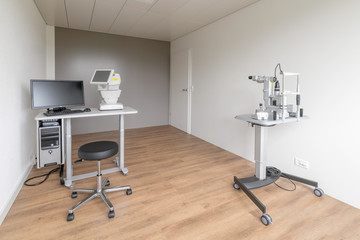 Ophthalmologie Augenarzt Multifunktionsgerät im Untersuchungszimmer