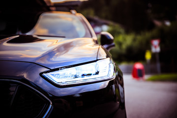 Fototapeta premium Scheinwerfer eines Autos in der Stadt, LED