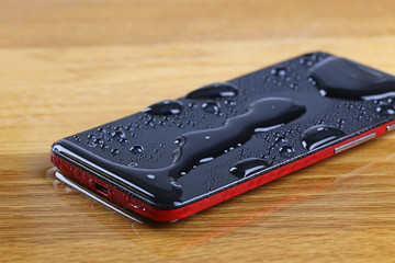 水浸しのスマートフォン