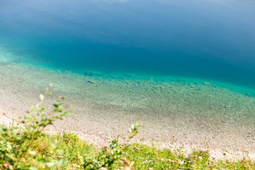 Strand mit klarem azurblauen Wasser