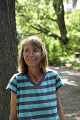eine frau lächelt in einem park