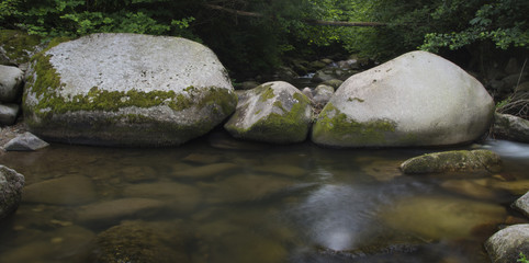 Drei große Steine im Fluss