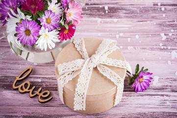 Obraz na płótnie Canvas Pink purple garden flowers and gift box