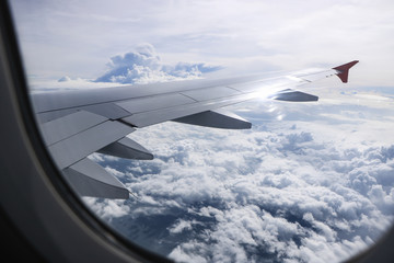 Obraz premium Cloudy with Wing of an airplane.Traveling concept