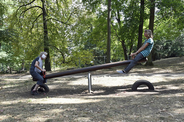 zwei frauen wippen auf einem kinderspielplatz
