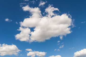 Blauer Himmel mit weißen Wolken 